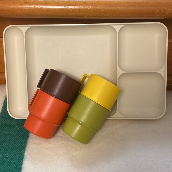 Set of vintage Tupperware mugs and divided trays - Picture 1 of 6